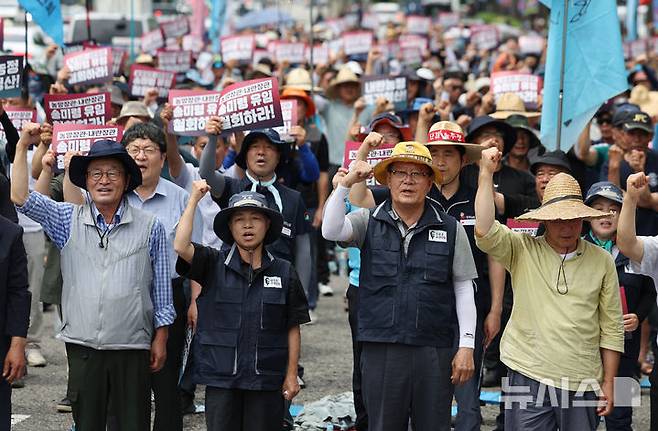 [서울=뉴시스] 김진아 기자 = 국민과 함께하는 농민의길을 비롯한 참석자들이 30일 서울 용산구 대통령실 인근에서 열린 '송미령 농림축산식품부 장관 유임 철회, 내란농정 즉각 청산, 1차 전국농민결의대회'에서 구호를 외치고 있다. 2025.06.30. bluesoda@newsis.com