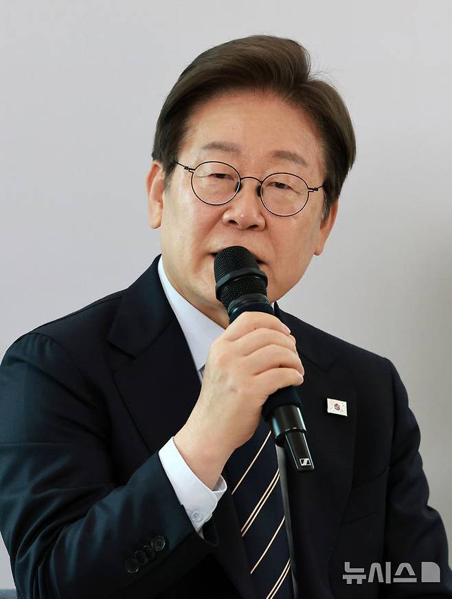 [서울=뉴시스] 고범준 기자 = 이재명 대통령이 30일 서울 용산 대통령실 파인그라스에서 열린 문화예술계 수상자 간담회에서 발언하고 있다. 2025.06.30. bjko@newsis.com