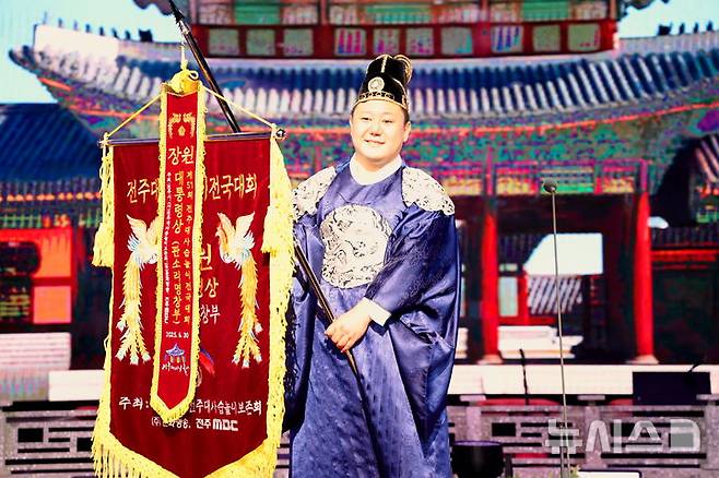 [전주=뉴시스] 김얼 기자 = 제51회 전주대사습놀이 전국대회 시상식이 열린 30일 전북 전주시 국립무형유산원에서 판소리명창부 장원을 차지한 최호성 씨가 장원기를 흔들고 있다. 2025.06.30. pmkeul@newsis.com