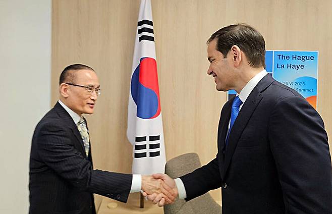 [서울=뉴시스] 위성락 대통령실 국가안보실장이 25일(현지 시간) 네덜란드 헤이그에서 앨리슨 마르코 루비오 미국 국무장관 겸 국가안보보좌관과 NATO 정상회의 계기 면담하고 있다. (사진=대통령실 제공) 2025.06.25. photo@newsis.com *재판매 및 DB 금지