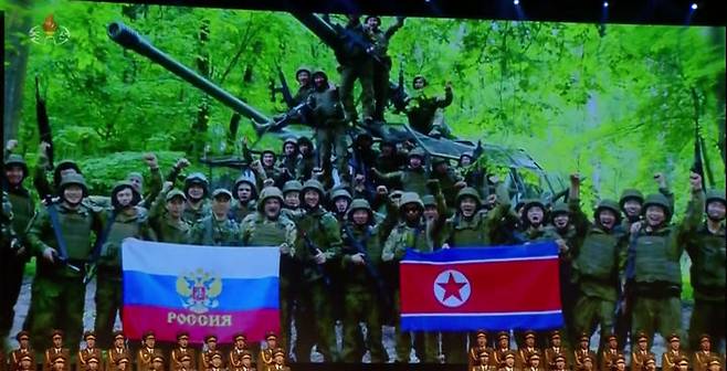 [서울=뉴시스] 북한 조선중앙TV는 30일, 김정은 북한 국무위원장이 방북한 올가 류비모바 러시아 문화장관을 접견하고 예술공연을 관람했다고 보도했다. 예술인 공연 중 무대 배경화면에 러시아 파병 북한군의 모습이 공개됐다. (사진=조선중앙TV 캡쳐). 2025.06.30. photo@newsis.com *재판매 및 DB 금지