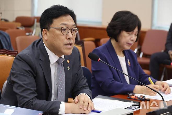 [서울=뉴시스] 조성봉 기자 = 김병환 금융위원장이 30일 오전 서울 여의도 국회에서 열린 정무위 전체회의에서 추경안 관련 의원의 질의에 답변하고 있다. 2025.06.30. suncho21@newsis.com
