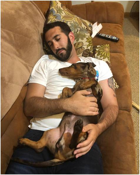 트레버씨 품에 안겨있는 듀크 [사진 출처 = 뉴욕포스트]