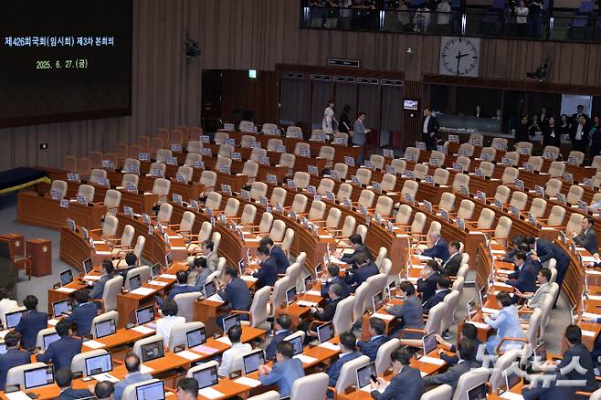 지난 27일 서울 여의도 국회에서 열린 제426회국회(임시회) 제3차 본회의에서 국민의힘 의원들이 민주당 주도의 상임위원장 선출에 반대하며 퇴장해 빈자리가 보이고 있다. 윤창원 기자