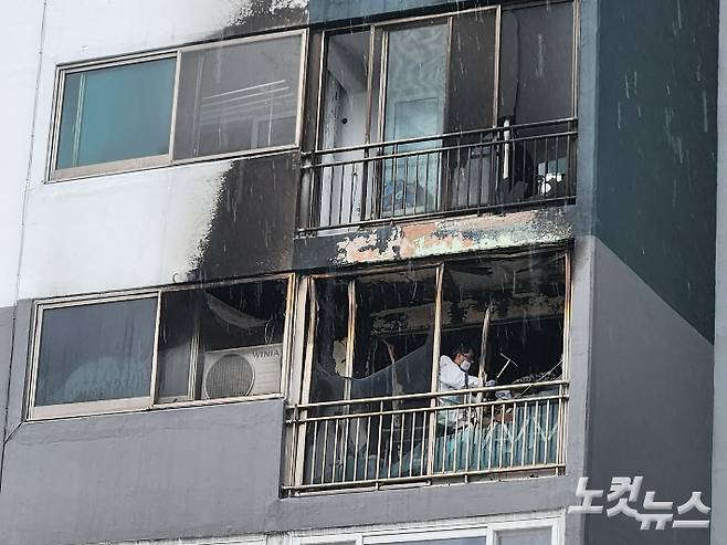 초등학생 자매의 목숨을 앗아간 부산 개금동 아파트 화재 현장에서 화재감식이 진행되고 있다. 정혜린 기자