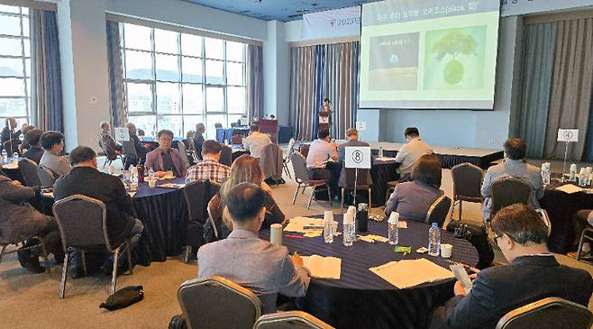 참석자들이 배현주 위원장(목적과사업위원회)의 특강을 듣고 있는 모습. 한국YMCA 제공