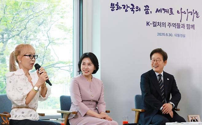 이재명 대통령과 김혜경 여사가 30일 서울 용산 대통령실 파인그라스에서 열린 문화예술계 수상자 간담회에서 조수미 성악가의 발언을 듣고 있다. 연합뉴스