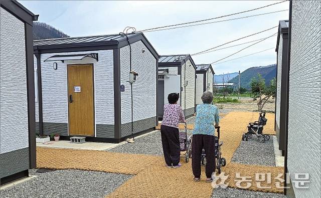 경북 안동시 임하면 추목리 평지마을에 조성한 산불 피해 임시 주거시설 단지에서 어르신 두분이 보행보조기를 끌고 마을회관으로 향하고 있다. 발걸음이 무거워보인다.
