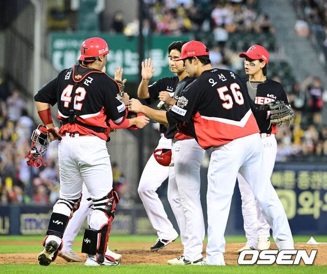 [OSEN=잠실, 최규한 기자] 프로야구 KIA 타이거즈가&nbsp;LG 트윈스를 꺾고 위닝시리즈에 성공했다.&nbsp;KIA는&nbsp;29일 서울 잠실구장에서 열린 2025 KBO리그&nbsp;LG와 경기에서 12-2로 승리했다. 6회 6안타 6득점 빅이닝으로 승기를 잡았다. 톱타자 고종욱이 4타수 3안타 1타점 1득점으로 활약했다.&nbsp;KIA 선발 윤영철은 5이닝 동안 5피안타 1볼넷 4탈삼진 1실점으로 시즌 2승째를 기록했다. 경기를 마치고 승리한 KIA 선수들이 인사를 나누고 있다. 2025.06.29 / dreamer@osen.co.kr