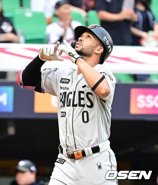 [OSEN=인천, 김성락 기자] 28일 인천 SSG랜더스필드에서 ‘2025 신한은행 SOL Bank KBO리그’ SSG 랜더스와 한화 이글스의 경기가 열렸다.이날 SSG는 앤더슨,한화는 폰세를 선발로 내세웠다. &nbsp;6회초 1사 1, 3루 한화 리베라토가 역전 3점 홈런을 날린 뒤 세리머니를 하고 있다. 2025.06.28 / ksl0919@osen.co.kr