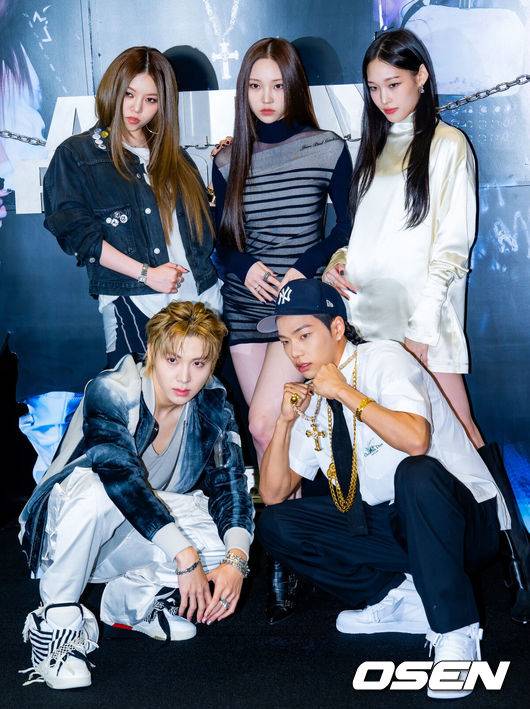 [OSEN=민경훈 기자] 23일 서울 강남구 강남대로 일상비일상의틈에서 더블랙레이블 신인 올데이 프로젝트 (ALLDAY PROJECT) 데뷔 기념 팝업 스토어 오픈 포토콜 행사가 열렸다.프로듀서 테디가 이끄는 더블랙레이블의 신인 혼성 그룹 올데이 프로젝트(ALLDAY PROJECT - 애니, 타잔, 베일리, 우찬, 영서)는 이날 정식 데뷔한다. 데뷔 전부터 신세계 정유경 회장의 장녀 애니(본명 문서윤)가 멤버로 포함돼 화제를 모으고 있다. 한편, 이들은 앞서 지난 16일 더블 타이틀곡 가운데 하나인 '페이머스'(FAMOUS) 뮤직비디오를 선공개해 유튜브 '인기 급상승 음악'과 '인기 급상승 동영상' 1위를 기록했다.올데이 프로젝트가 포토타임을 가지고 있다. 2025.06.23 /rumi@osen.co.kr