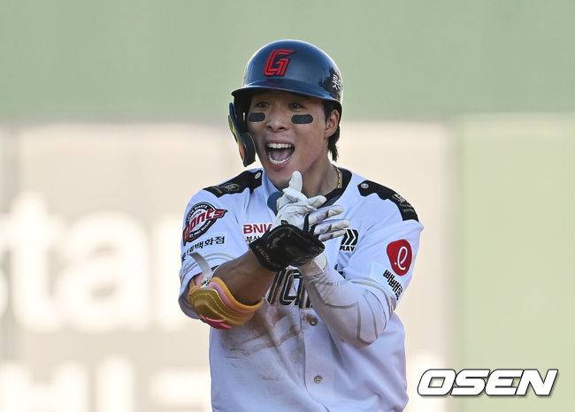 [OSEN=부산, 이석우 기자] 29일 부산 사직야구장에서 2025 신한 SOL 뱅크 KBO 리그 롯데 자이언츠와 KT 위즈의 경기가 열렸다. 홈팀 롯데는 박세웅이, 방문팀 KT는 쿠에바스가 선발 출전했다.롯데 자이언츠 김동혁이 4회말 2사 2,3루 좌중간 역전 2타점 2루타를 치고 환호하고 있다. 2025.06.29 / foto0307@osen.co.kr