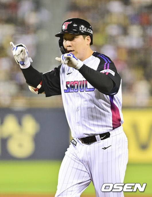 [OSEN=잠실, 박준형 기자] 27일 오후 서울 잠실구장에서 ‘2025 신한 SOL BANK KBO리그’ LG 트윈스와 KIA 타이거즈의 경기가 진행됐다.이날 LG는 손주영을, KIA는 양현종을 선발투수로 내세웠다.8회말 LG 선두타자 김현수가 안타를 날린뒤 세리머니를 하고 있다.   2025.06.27 /soul1014@osen.co.kr