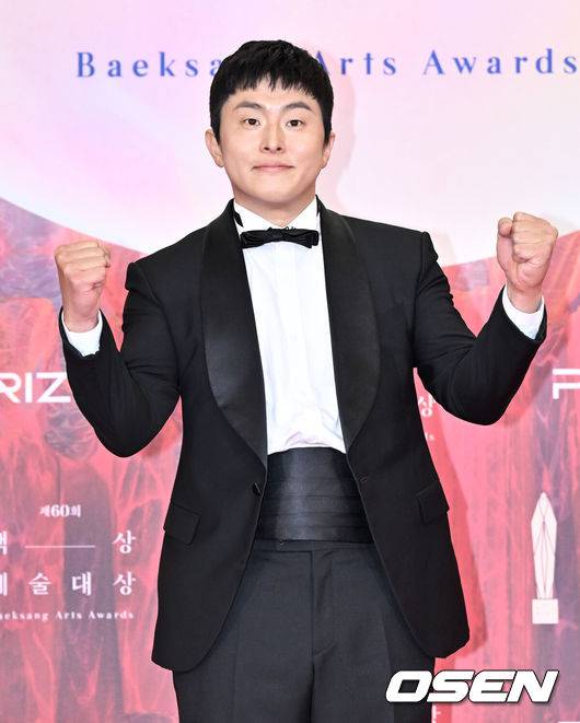 [OSEN=조은정 기자]제 60회 백상예술대상 레드카펫 행사가 7일 서울 강남구 코엑스에서 열렸다.'60회 백상예술대상’에는 지난 1년간 TV·영화·연극 분야에서 활약한 대중문화 예술계 종사자들이 총출동한다. 지난해에 이어 관객과 함께 즐기는 축제의 장이다. 백상만의 품격 있는 시상식으로 관객들의 눈과 귀를 즐겁게 할 예정이다. 올해도 신동엽·수지·박보검이 MC를 맡아 믿고 보는 진행력을 자랑한다.&nbsp;방송인 기안84가 레드카펫을 밟고 있다.  2024.05.07 /cej@osen.co.kr
