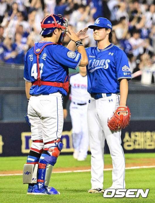 [OSEN=잠실, 지형준 기자] 패배를 잊었다. 프로야구 삼성 라이온즈가 5연승의 휘파람을 불었다.삼성은 30일 잠실구장에서 열린 LG 트윈스와의 원정 경기에서 4-3으로 승리했다. 지난 24일 대구 KIA 타이거즈전 이후 5연승.&nbsp;경기를 마치고 삼성 강민호, 이호성이 거수경례 세리머니를 하고 있다. 2025.05.30 /jpnews@osen.co.kr