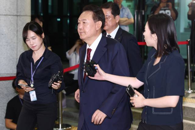 ▲피의자 신분으로 내란 특검 조사를 받은 윤석열 전 대통령이 서초구 서울고검 청사를 나서고 있다. ⓒ연합뉴스