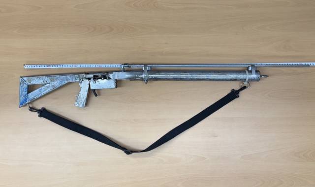 ▲전남경찰청 형사기동대는 마약류관리에 관한 법률 위반 등 혐의로 국내 총책인 태국 국적 외국인 근로자 30대 남성 A씨 등 32명을 30일 구속송치했다. 사진은 조직원 중 판매책이 소지하고 있던 사제공기총.2025.6.30ⓒ전남경찰청 제공