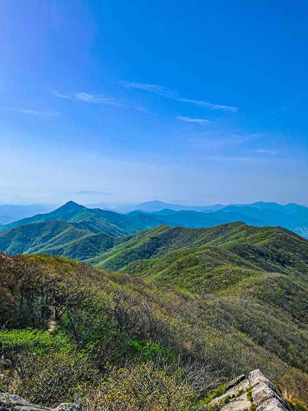 정상에서 억불봉으로 힘차게 뻗어나가는 능선. 뾰족하게 솟은 산이 억불봉이다.