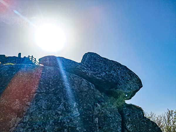 정상 주변 두꺼비바위.