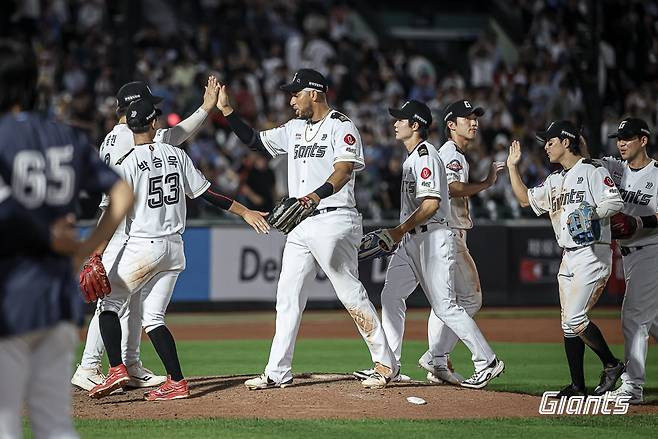 롯데 선수들이 지난 29일 부산 사직구장에서 열린 KT와 경기에서 승리한 뒤 하이파이브를 하고 있다. 롯데 자이언츠 제공