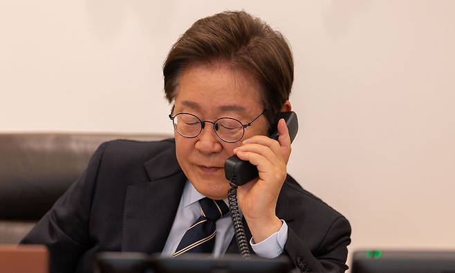 이재명 대통령이 30일 서울 용산구 대통령실 청사 집무실에서 로렌스 웡 싱가포르 총리와 전화 통화를 하고 있다. 대통령실 제공