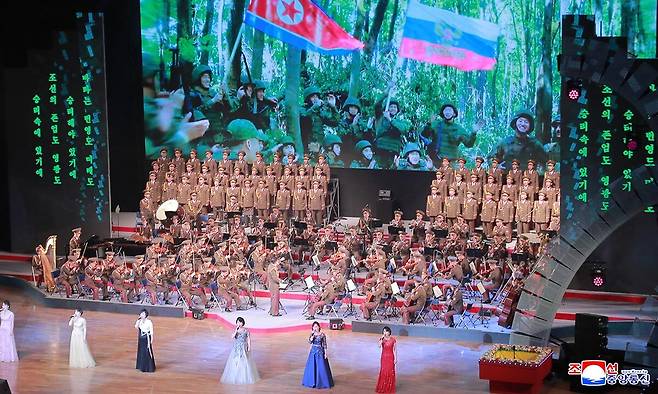 김정은 북한 국무위원장이 지난 29일 당 중앙위원회 본부청사에서 올가 류비모바 러시아 문화부 장관을 접견하고 공연을 관람했다고 조선중앙통신이 30일 보도했다. 평양 조선중앙통신=연합뉴스