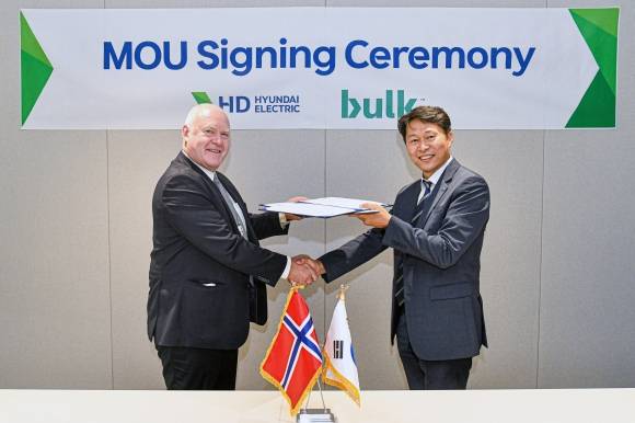 지난 25일 경기 성남시 HD현대 글로벌 R&D센터에서 열린 ﻿업무협약(MOU) 체결식에서 양재철(오른쪽) HD현대일렉트릭 전력영업부문장(전무)과 토르비욘 모에 벌크 인프라스트럭처 최고사업개발책임자가 악수하고 있다. HD현대일렉트릭 제공