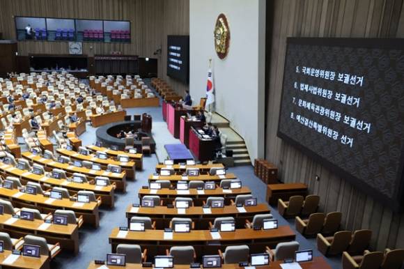 7일 국회 본회의에서 우원식 국회의장이 국회 운영위원장·법제사법위원장·문화체육관광위원장 보궐선거, 예산결산특별위원장 선거 결과를 발표하고 있다.  연합뉴스