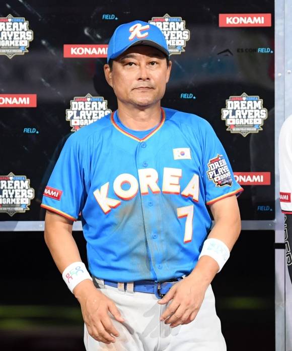 이종범 전 kt 위즈 코치가 지난해 7월 22일 일본 홋카이도 에스콘필드에서 열린 한일 드림 플레이어즈 게임을 마친 뒤 기뻐하고 있다. 홋카이도 사진공동취재단