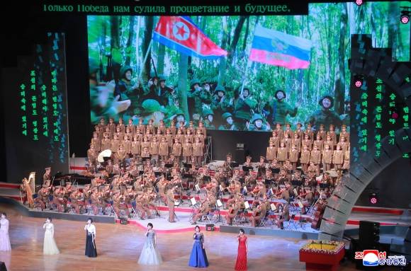 김정은 북한 국무위원장이 지난 29일 당 중앙위원회 본부청사에서 올가 류비모바 러시아 문화부 장관을 접견하고 공연을 관람했다고 조선중앙통신이 30일 보도했다. 공연 중 스크린에 러시아 쿠르스크 파병 북한군 모습이 보인다. 2025.6.30 조선중앙통신 연합뉴스