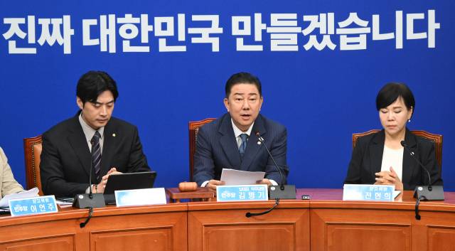 김병기 더불어민주당 대표 직무대행 겸 원내대표가 30일 서울 여의도 국회에서 열린 최고위원회의에 참석해 발언하고 있다. 오승현 기자