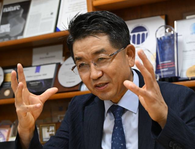 현택환 서울대 화학생물공학부 석좌교수가 30일 서울경제신문과의 인터뷰에서 “반도체 등 첨단 기술 확보 경쟁에서 낙오되지 않으려면 연구개발(R&D) 분야만이라도 주52시간 근무제를 폐지하거나 완화해야 한다”고 말하고 있다. 성형주 기자