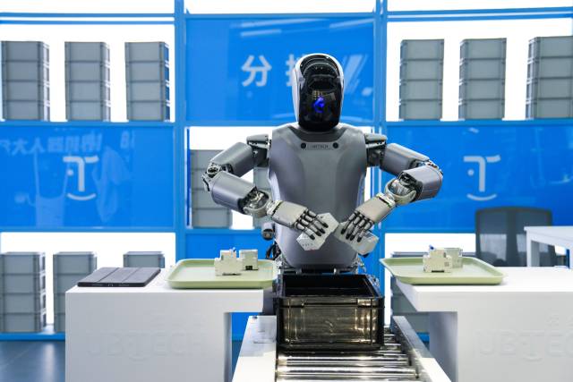 중국 로봇 기업 유비테크의 워커 시리즈 휴머노이드 로봇이 ‘베이징 월드 오브 로봇’에서 분류 작업을 하고 있다. 신화연합뉴스