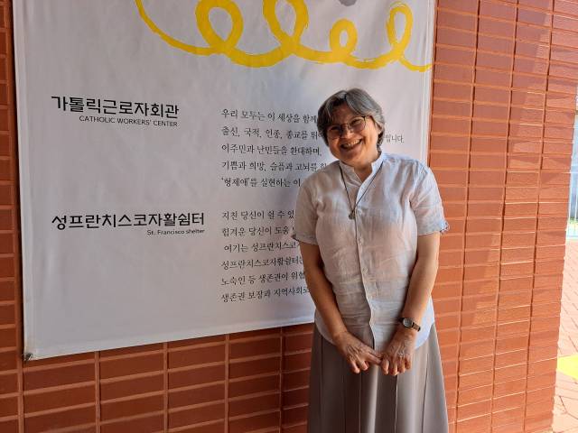 마리안나 수녀가 대구 가톨릭근로자회관에서 진행된 서울경제신문과의 인터뷰를 마친 후 밝게 웃고 있다.