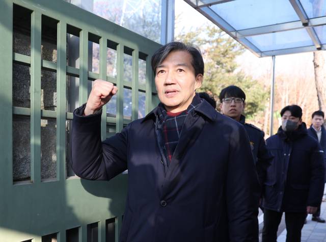 자녀 입시 비리와 청와대 감찰 무마 등 혐의로 기소돼 징역 2년 형이 확정된 조국혁신당 조국 전 대표가 수감되기 전 지지자들을 향해 주먹을 쥐어보이고 있다. 연합뉴스