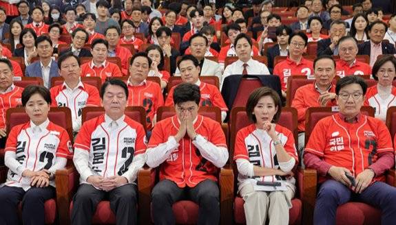 6월 3일 서울 여의도 국회 도서관에 마련된 국민의힘 대통령선거 개표 상황실에서 선거대책위원장들이 21대 대통령선거 방송3사 출구조사 결과를 보고 있다. (왼쪽부터) 양향자 전 의원, 안철수 의원, 김용태&nbsp; 비대위원장, 나경원 의원, 권성동 의원. 동아DB