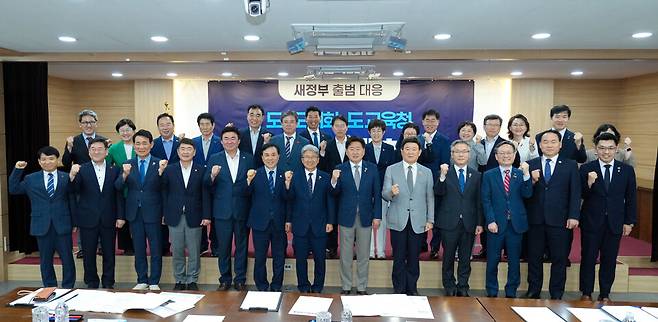 제주도-도의회-도교육청 3대 행정기관이 지난 27일 '제주 미래' 국정과제화를 위한 정책협의체를 출범시키고 있다. ⓒ제주도 제공