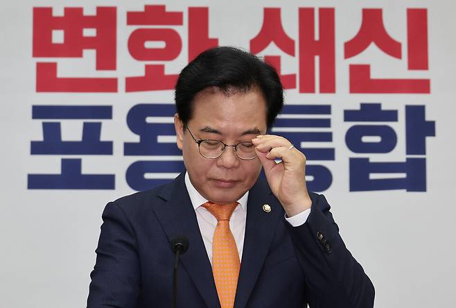 국민의힘 송언석 원내대표가 지난 27일 서울 여의도 국회에서 열린 의원총회에서 발언하기 앞서 안경을 고쳐쓰고 있다. ⓒ 연합뉴스