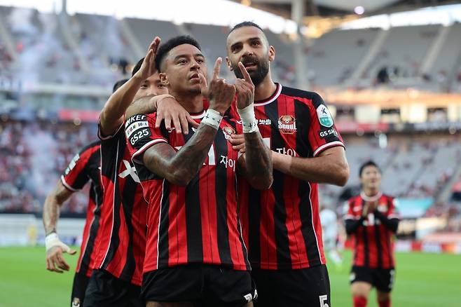 서울 주장 제시 린가드(가운데)가 29일 서울월드컵경기장에서 열린 포항과 K리그1 21라운드 홈경기에서 전반 PK 선제골을 터트린 뒤 동료들의 축하를 받고 있다. 사진제공｜한국프로축구연맹