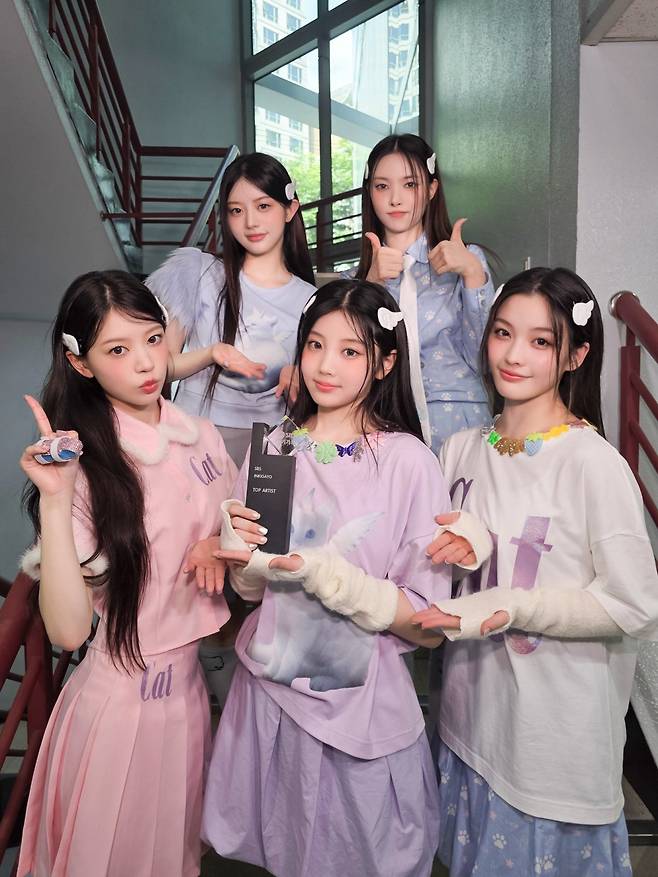 아일릿이 ‘빌려온 고양이 (Do the Dance)’로 음악방송 2관왕에 오르며 퍼포먼스와 음원 차트, 챌린지 열풍까지 삼박자를 모두 갖춘 ‘대세 고양이’로 떠올랐다. 사진제공 | 빌리프랩