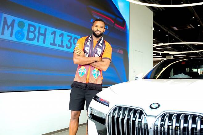 브라질 출신 센터백 브루노가 광주를 떠나 강원 유니폼을 입었다. 강원의 후원사인 코오롱 모터스의&nbsp;BMW&nbsp;강릉 전시장에서 입단 사진을 찍은 브루노. 사진제공｜강원FC