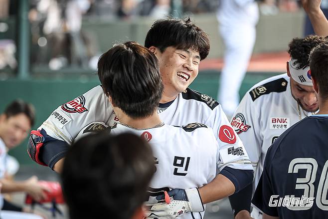 롯데 박찬형이 27일 사직구장에서 열린 KT와 홈경기 2회말 우월 솔로홈런을 터트린 뒤 덕아웃에서 선배들의 환영을 받고 있다. 사진제공|롯데 자이언츠