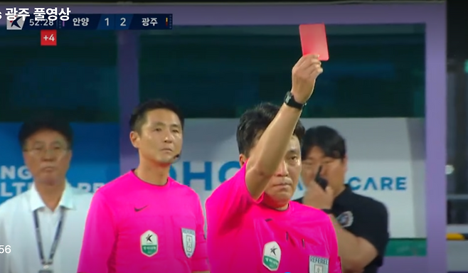Lee Dong -joon is drawing a red card to Anyang Mateus after the VAR review. Coupang Play Screen Capture