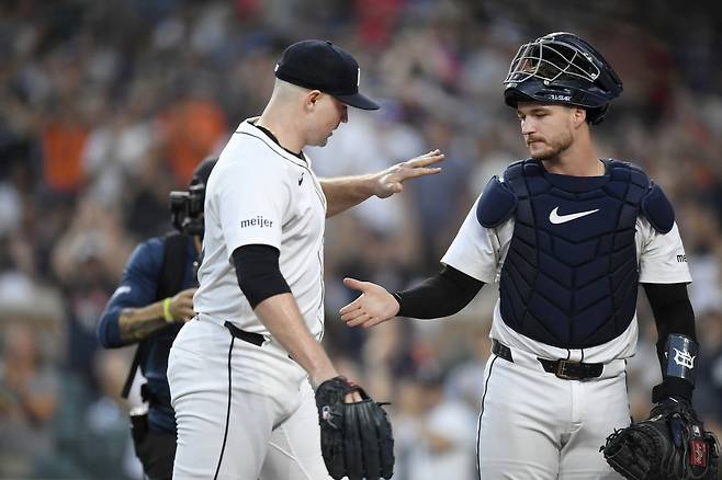 디트로이트 스쿠발이 30일 미네소타전에서 7회를 막은 뒤 포수 딜론 딘글러와 하이파이브를 나누고 있다. AP연합뉴스