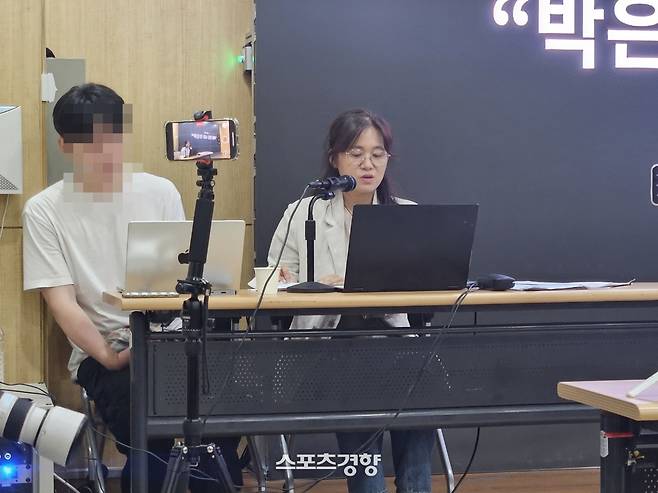 ‘소주전쟁’ 제작사 더 램프와 갈등을 빚고 있는 최윤진 현장연출. 사진|이다원 기자