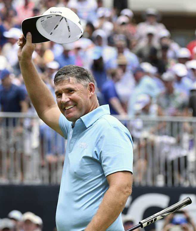 파드리그 해링턴이 30일 미국 콜로라도주 콜로라도 스프링스의 브로드무어 이스트코스에서 열린 PGA 투어 챔피언스 메이저대회 US 시니어 오픈 최종라운드에서 1타차로 우승한 뒤 모자를 벗어 인사하고 있다. 콜로라도 스프링스｜AP 연합뉴스