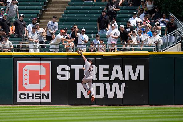 샌프란시스코 이정후가 30일 시카고 화이트삭스전에서 호수비를 펼치고 있다. 게티이미지