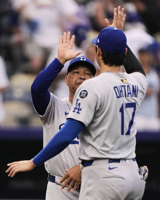 ▲ 하이파이브하는 데이브 로버츠 감독과 오타니 쇼헤이. ⓒ연합뉴스/AP