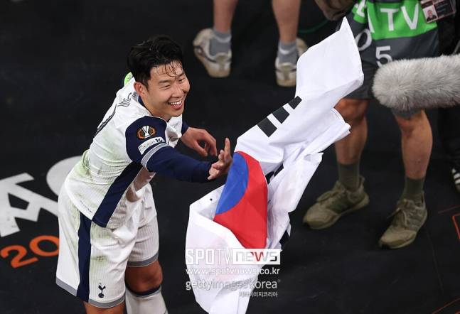 ▲ 토트넘도 서울에서 보내는 시간에 여운이 상당한지 첫 방문이던 2022년에는 "쏘니 인 서울(Sonny In Seoul)은 아주 상징적"이라고 감탄을 숨기지 않았다. 어디에서도 느끼지 못할 열기를 품에 안고 웃으며 돌아갔다.