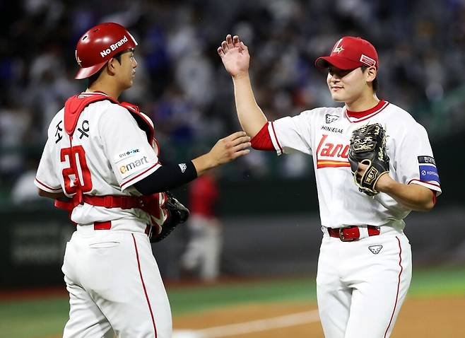 ▲ 팀의 주축이 된 젊은 투수들과 좋은 호흡을 자랑하며 안방마님으로 무럭무럭 성장하고 있는 조형우 ⓒSSG랜더스